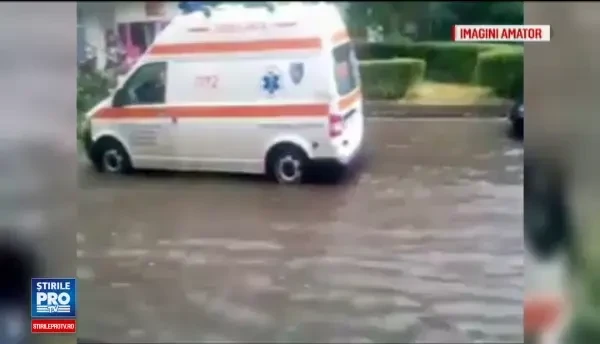 COD portocaliu de ploi torentiale, vijelii si grindina pentru 7 judete. Prapadul lasat in urma de furtunile de sambata