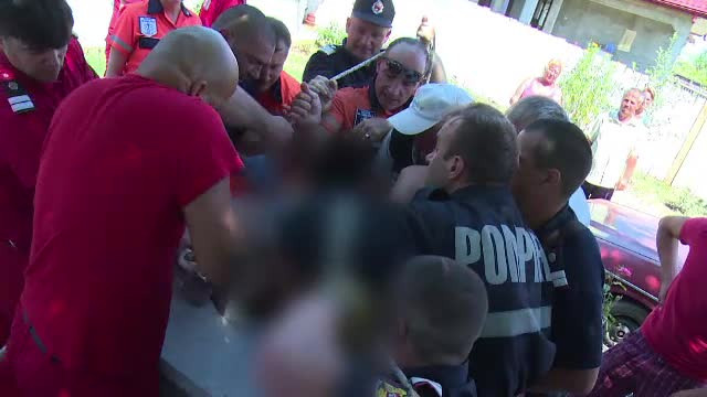 Operatiune de salvare contra-cronometru in Vaslui. Cum a ramas intepenit un barbat de 43 de ani intr-o fantana de 10 metri