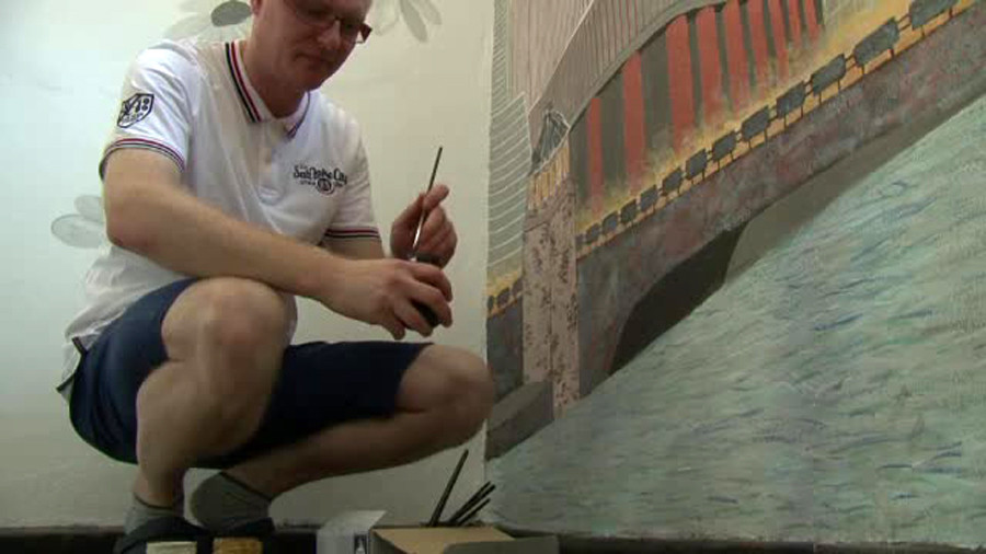 O scara de bloc din Bacau s-a transformat in galerie de picturi. "Vin oamenii sa o viziteze, asa e de frumoasa"