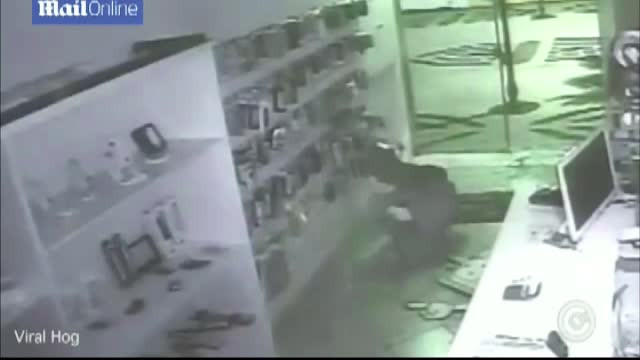 Hotul de care au ras si politistii. Ce a facut acest barbat dupa ce a furat mai multe telefoane dintr-un magazin