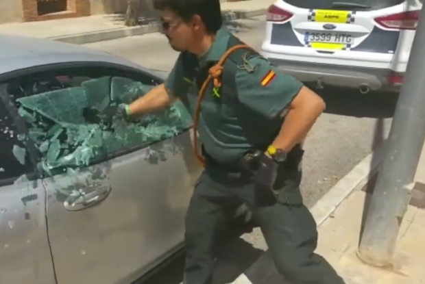 Motivul pentru care un politist spaniol a spart geamul acestei masinii parcate in soare. Ce a vazut inauntru. VIDEO