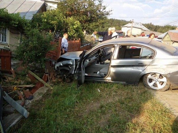 O mireasa si mirele ei au ajuns de la bal la spital, dupa un grav accident. Tanara a ramas incarcerata in masina