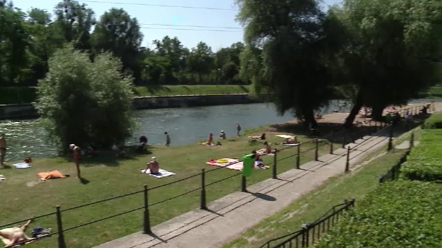 Plajele improvizate de care se bucura cei care nu pot ajunge pe litoral: "Decat la mare, mai bine aici"