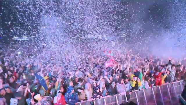 Dansuri in ploaie, declaratii de dragoste si masini tractate din noroi cu calul. Atmosfera superba de la "Electric Castle"