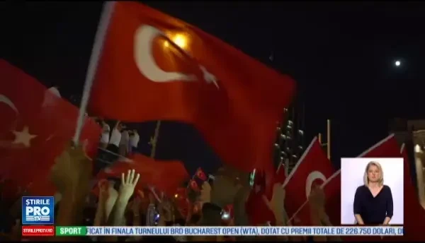 De la agonie la extaz: Erdogan, ovationat de mii de turci in Ankara. Peste 3000 de militari si 2700 de judecatori, arestati