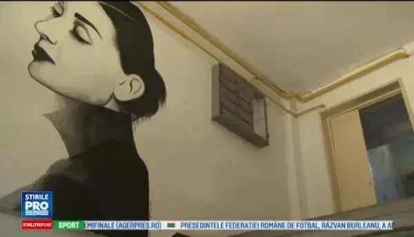 O scara de bloc din Bacau s-a transformat in galerie de picturi. Vin oanenii sa o viziteze, asa e de frumoasa