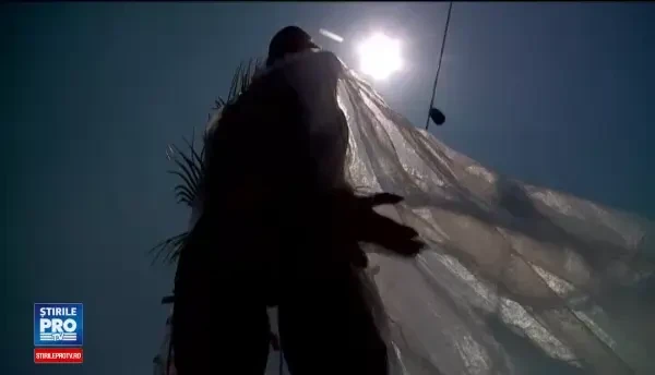 Tinerii s-au distrat cu bautura si spuma pe plaja, la Mamaia. Replica de agatat de care a avut parte aceasta tanara