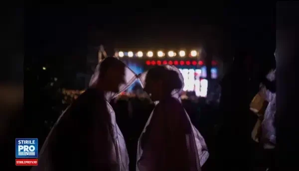 Dansuri in ploaie, declaratii de dragoste si masini tractate din noroi cu calul. Atmosfera superba de la Electric Castle