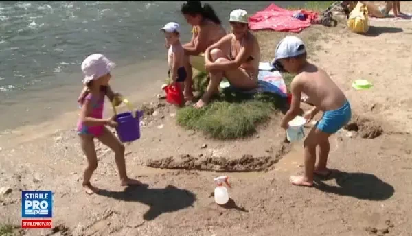 Plajele improvizate de care se bucura cei care nu pot ajunge pe litoral: Decat la mare, mai bine aici