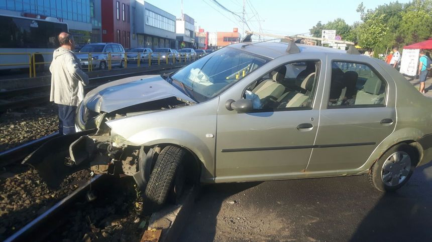 20 de tramvaie, blocate pe linia 41 din Capitala in urma unui accident. Imagini de la fata locului