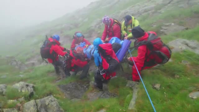 Operatiune istovitoare in Muntii Fagaras. Salvamontistii s-au chinuit 10 ore sa salveze un tanar care se ranise la picior
