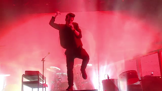 vocalistul trupei Bastille, in concert la