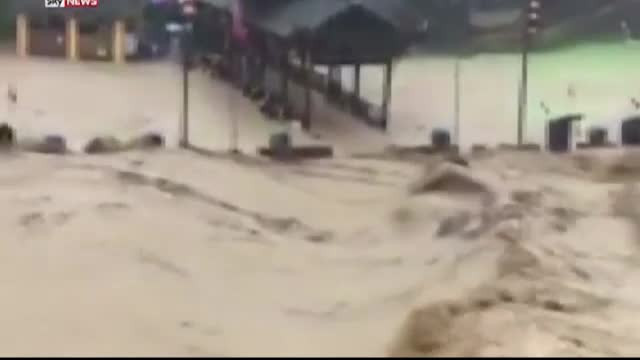 Ploile torentiale au provocat alunecari de teren devastatoare in China. Case spulbertate de un val urias de pamant si noroi