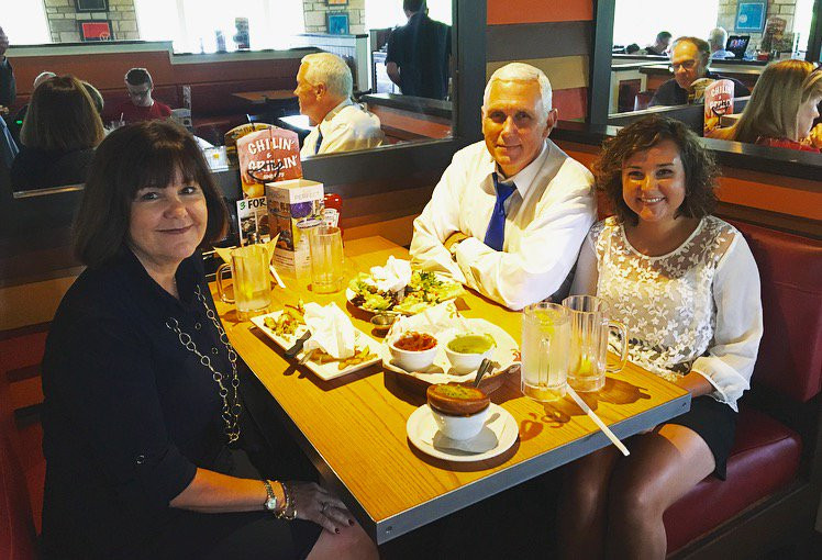 Fotografia cu vicepresedintele lui Donald Trump care le da fiori americanilor. Ce este atat de bizar in aceasta imagine