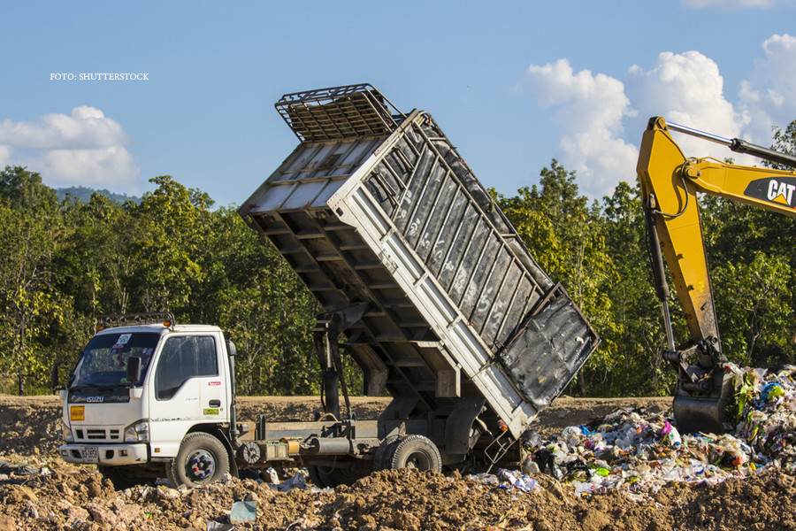 Sute de tone de GUNOI, importate ilegal in Romania. Ce s-a intamplat cand inspectorii au deschis camioanele cu deseuri