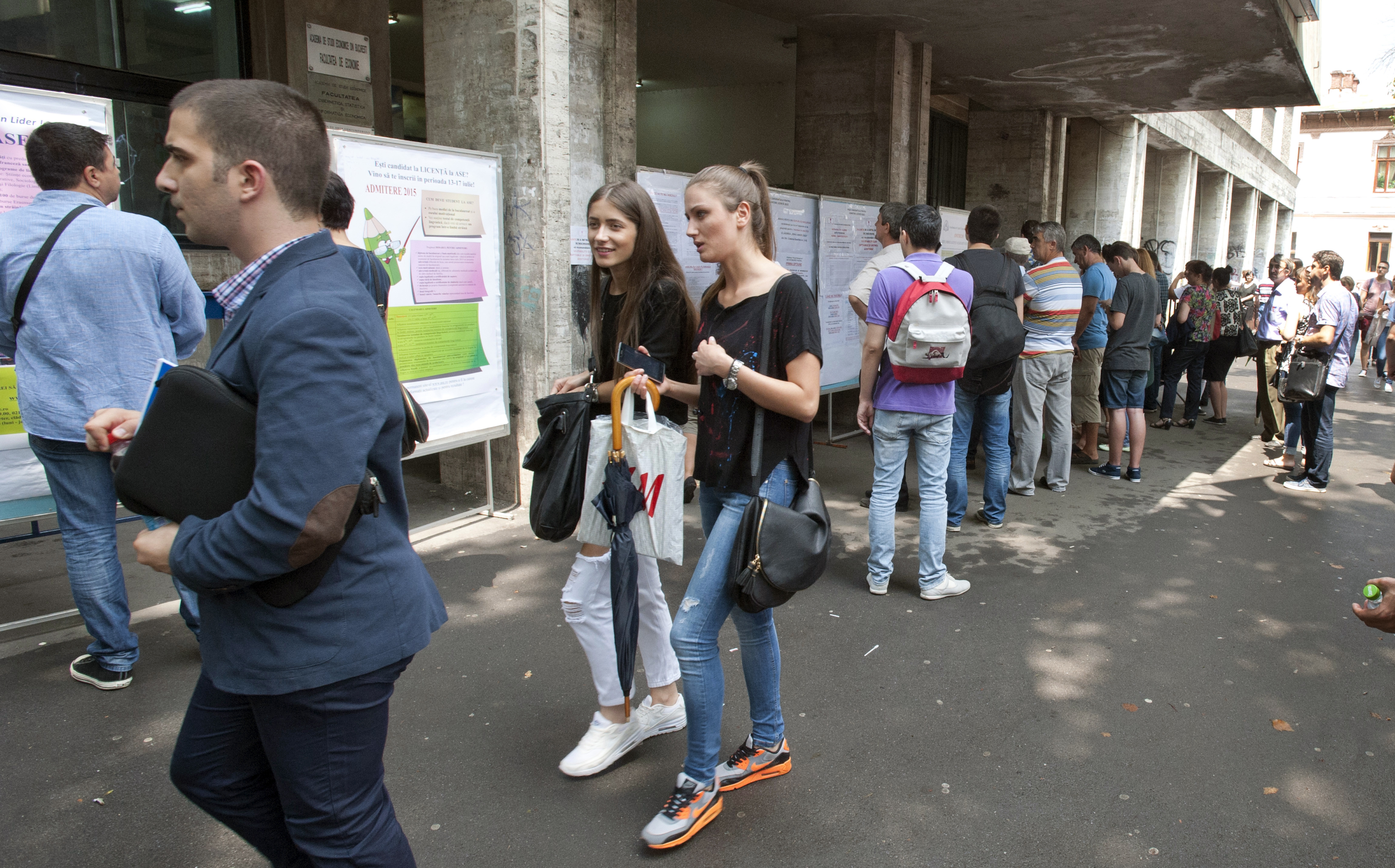 A inceput maratonul inscrierilor la facultati. Candidat, la ASE: Nu ni se potriveste, dar vrem sa facem o facultate