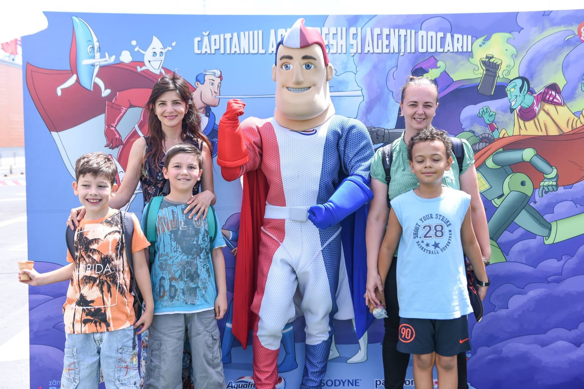 (P) Caravana Zambeste Romania ajunge in Mamaia. Capitanul Aquafresh continua sa recruteze Agenti 00Carii