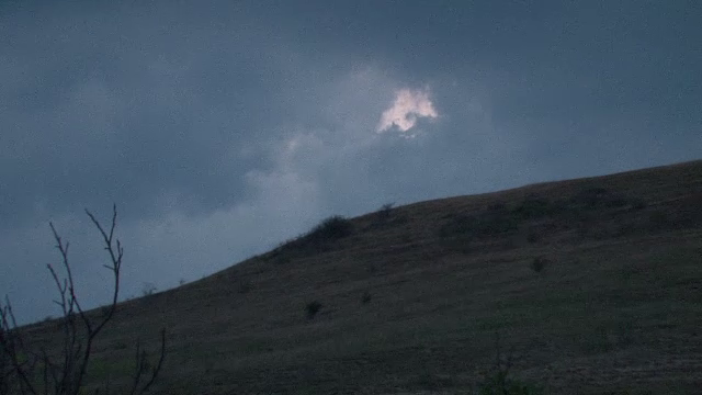 Un barbat din Alba a murit lovit de fulger, in camp deschis. Cum a reusit sa se salveze fiul sau