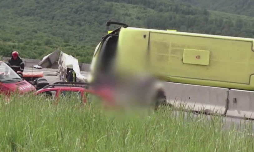 Amenzile date in cazul microbuzului rasturnat in Brasov, unde 4 persoane au murit. Neregulile gasite la firma responsabila