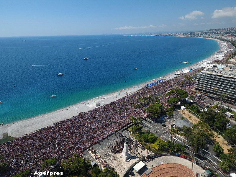 Premierul francez, huiduit la comemorarea victimelor de la Nisa. Disperarea unei matusi: "Nu reusesc sa-mi gaseasca nepotul"