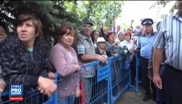 Primarul incarcerat din Baia Mare, suspendat imediat dupa juramant. Sustinatorii sai s-au rugat pentru eliberare