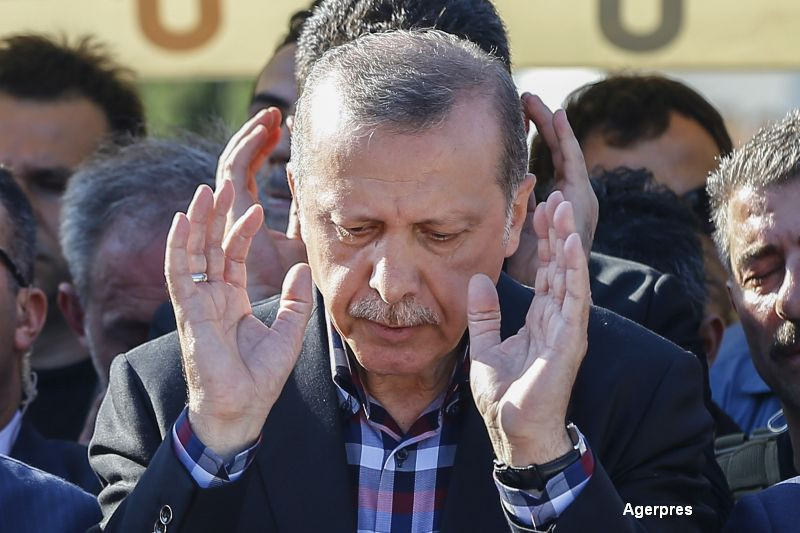 Turcia, marea epurare. Erdogan da afara 15.000 de profesori, 1.577 de decani si lasa fara licenta posturi de radio si TV