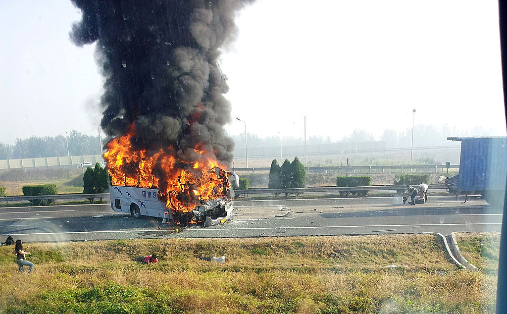 Cel putin 26 de morti, dupa ce un autocar cu turisti a luat foc. Vehiculul se indrepta spre un aeroport din Taiwan. VIDEO