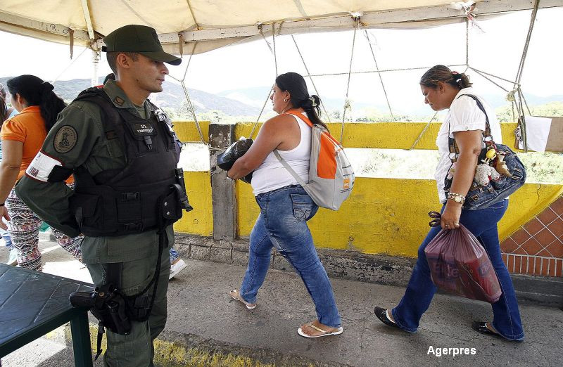 Criza din Venezuela: Soldatii pazesc rafturile magazinelor