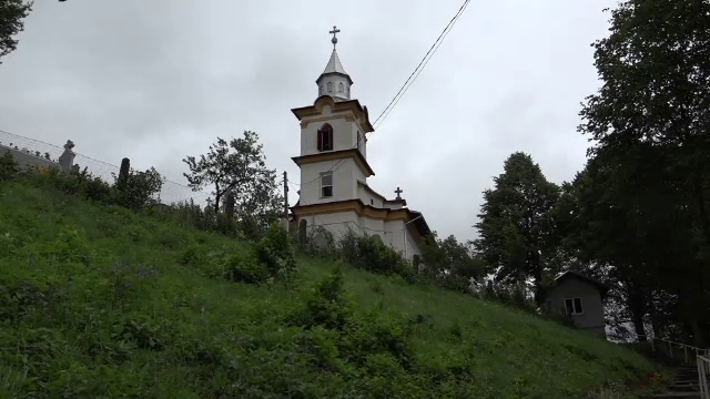 Biserica veche de 150 de ani, incendiata de mai multi indivizi. Au lasat mesaje sataniste si au stins tigari pe icoane