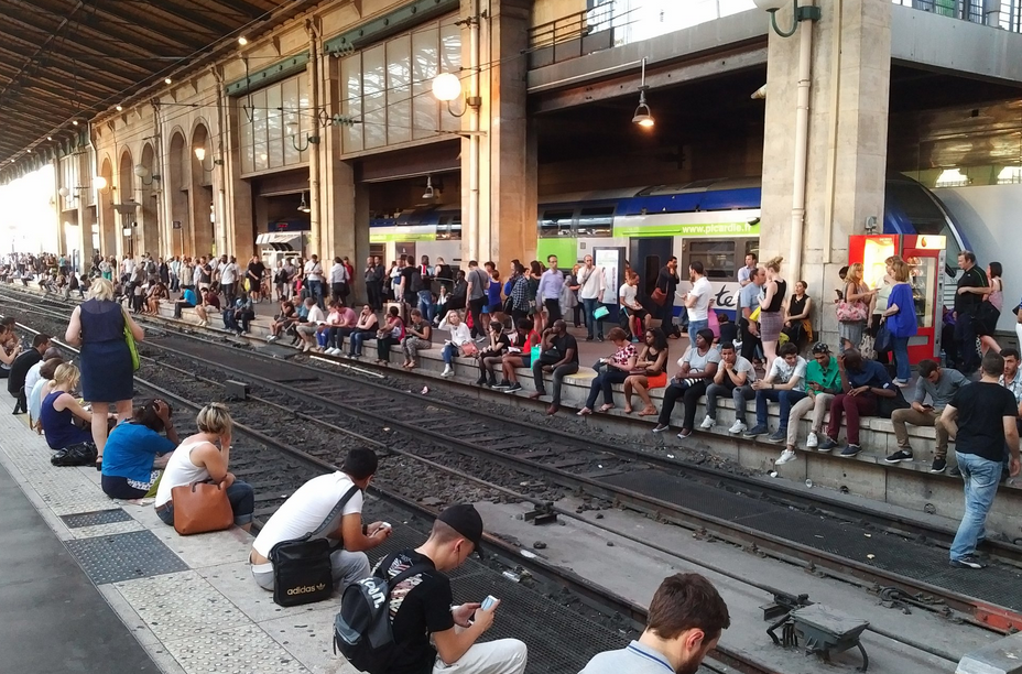 Trafic feroviar blocat in Gara de Nord din Paris: un transformator a luat foc si a provocat panica. FOTO