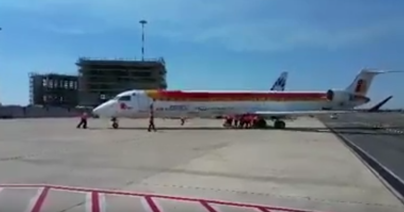 Scene surprinzatoare pe aeroportul Fiumicino, de langa Roma. 10 angajati, filmati in timp ce imping un avion plin cu pasageri