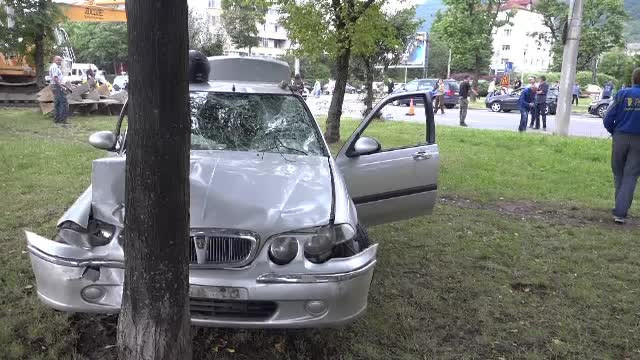 Doi soti din Baia Mare au fost spulberati pe "trecere" de un sofer care s-a oprit apoi in copac: "A venit cu viteza mare"