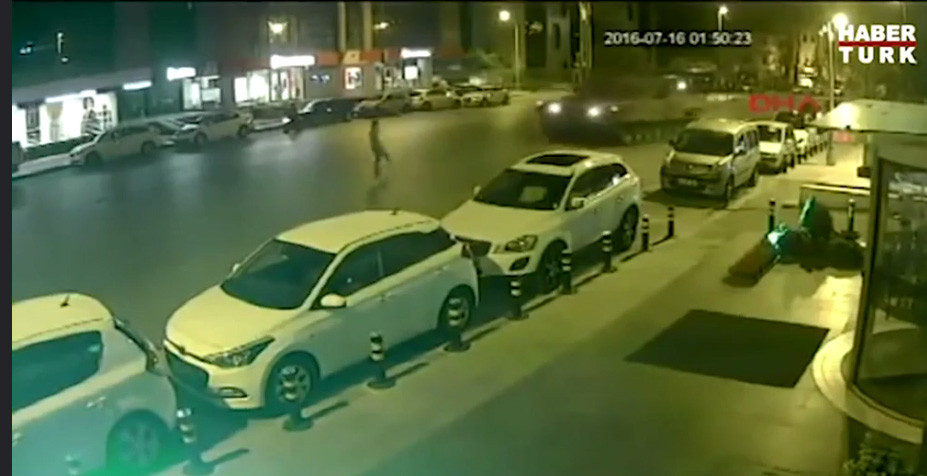 A incercat sa opreasca un tanc cu mainile goale si a fost calcat de 2 ori. Imaginile surprinse in timpul puciului din Turcia