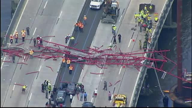 Un pod peste raul Hudson din New York a fost inchis, dupa ce o macara s-a prabusit peste structura din beton