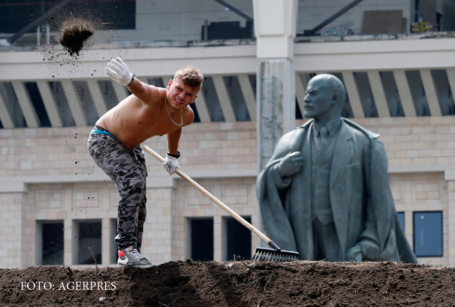 Pregatiri pentru CM de Fotbal din Rusia. Un muncitor lucreaza langa statuia lui Lenin de la stadionul Lujniki (Moscova)