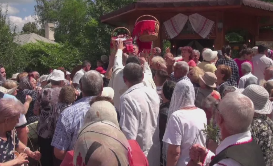 Imbulzeala la Galati, dupa slujba de Sf. Ilie. Jandarmii au intervenit pentru a calma oamenii care voiau mancarea gratuita