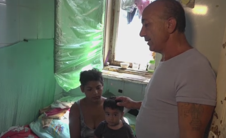 Locuiesc in toaleta unui bloc din Baia Mare, cu bebelusii inconjurati de sobolani. Cum au ajuns in aceasta situatie