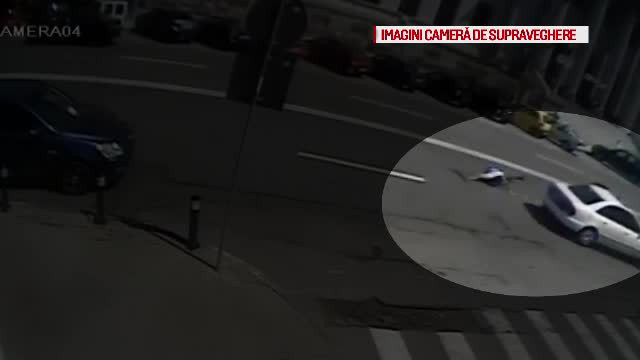 Un politist din Craiova a fost tarat cativa metri de un sofer suparat. Imaginile surprinse de camerele de supraveghere