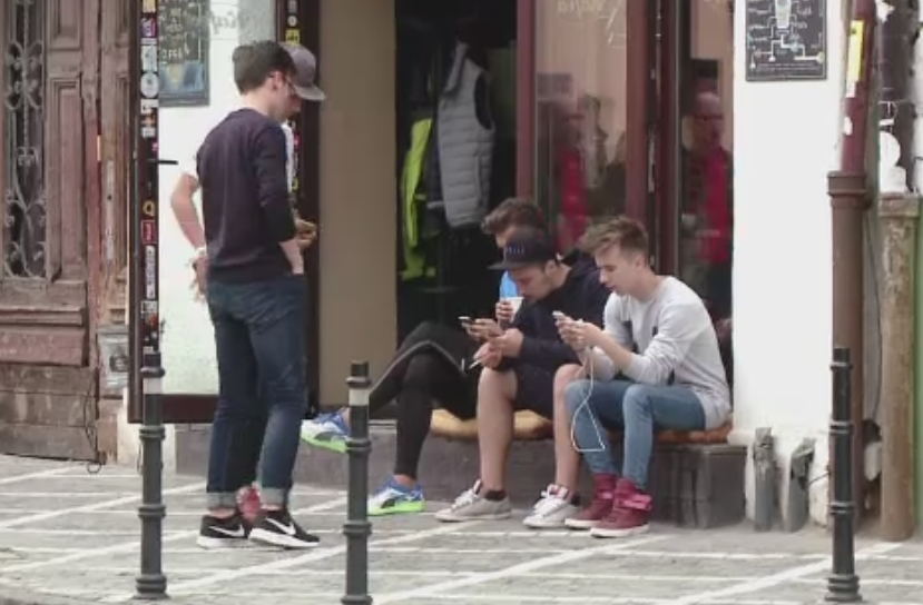 Mania "Pokemon Go" provoaca probleme tinerilor neatenti la drum. Ce a facut un barbat care sustine ca i s-a furat pokemonul