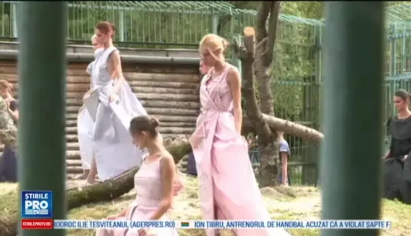 Saptamana modei la Sibiu: fotomodele puse sa defileze in cusca leilor. Creatiile, apreciate de editorii de moda straini