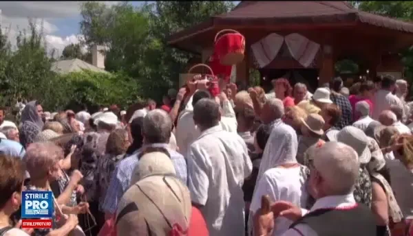 Imbulzeala la Galati, dupa slujba de Sf. Ilie. Jandarmii au intervenit pentru a calma oamenii care voiau mancarea gratuita