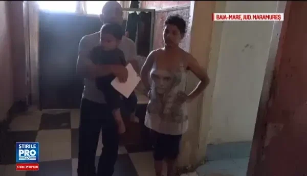 Locuiesc in toaleta unui bloc din Baia Mare, cu bebelusii inconjurati de sobolani. Cum au ajuns in aceasta situatie