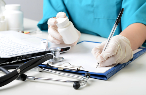 Un psihiatru din Constanta ar fi eliberat zeci de retete pe numele unor persoane decedate. Medicul e urmarit penal