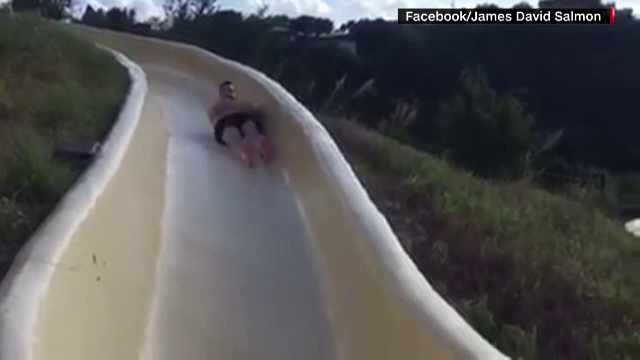 Distractie cu final dezastruos pentru un tanar din Texas. Ce a patit dupa ce a "zburat" dintr-un tobogan cu apa