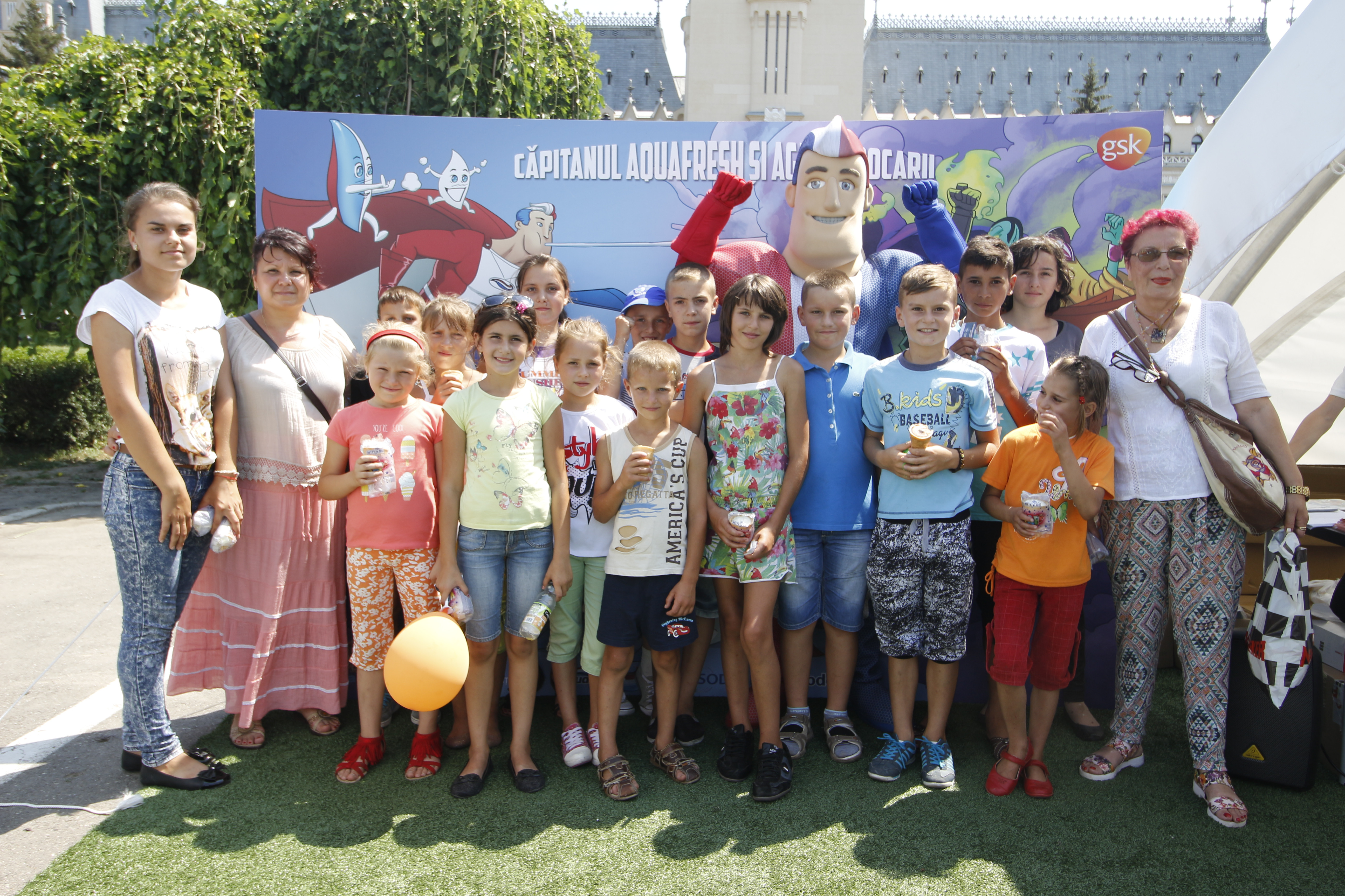 (P) Capitanul Aquafresh a recrutat mii de Agenti 00Carii la Iasi! Caravana Zambeste Romania continua!