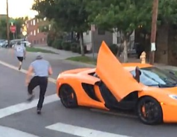Momentul in care un adolescent sparge parbrizul unui bolid de un sfert de milion de dolari. Ce a facut soferul. VIDEO