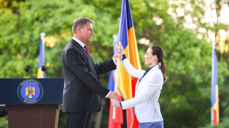 Klaus Iohannis i-a predat Catalinei Ponor drapelul Romaniei. Mesajul transmis de presedinte sportivilor care merg la JO