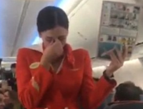 Suporterii unei echipe de fotbal s-au dat in spectacol la bordul unui avion. Ce i-au facut unei stewardese. VIDEO