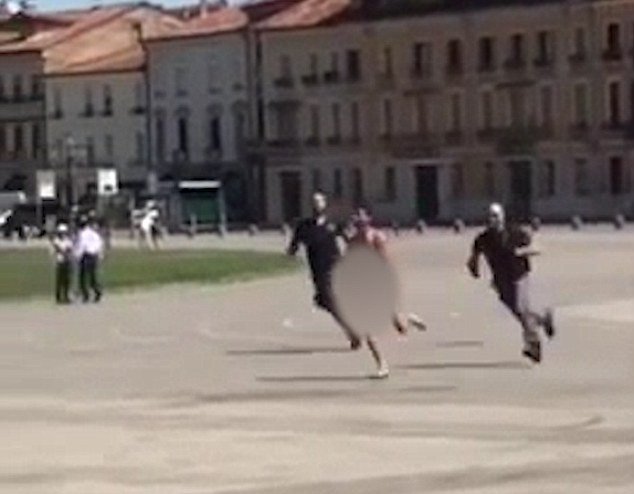 "Allah este singurul Dumnezeu." Cum s-a terminat protestul unui tunisian care a alergat gol pusca printr-o piata din Italia