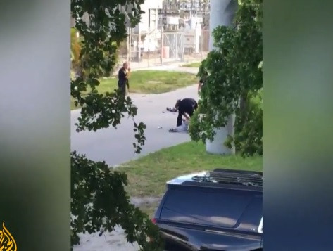 Barbat din Florida, impuscat de un politist in plina strada. Victima incerca sa calmeze un pacient bolnav de autism